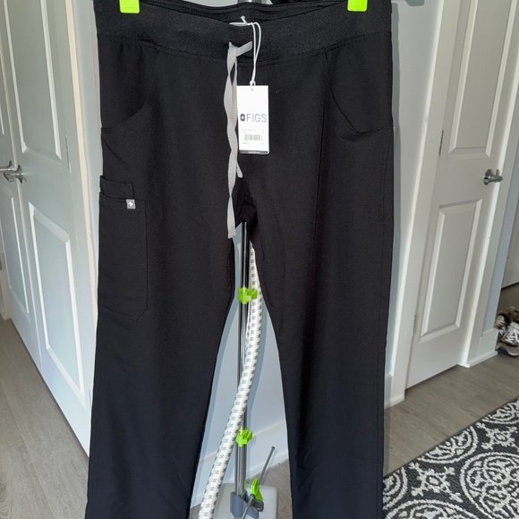 Figs Black Women's Kade Cargo pants - Picture 1 of 5